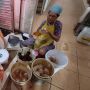 Miris, Emak-emak di Depok Cari Sisa Minyak Goreng Curah di Pasar, Publik Langsung Ngelus Dada: Ya Allah
