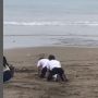 Heboh Dua Pemuda TikTok Joget Nungging di Pantai hingga Disebut Ritual Alay: Mungkin Lagi Menghibur Nyi Ratu