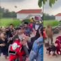 Diduga Menang Pilkades, Bapak-bapak Bagi dan Hamburkan Uang Sepanjang Jalan, Auto Jadi Rebutan Warga
