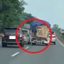 Heboh Aksi Adu Senggol Suzuki Ertiga dan Mobil Pikap di Jalan Tol, Pengguna Jalan Lain Malah Deg-degan