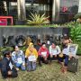 Hari Ini, Tepat 900 Hari Harun Masiku Buron, ICW Gelar Aksi Teatrikal di Depan Gedung KPK