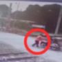Detik-Detik Pria Selamatkan Sopir Becak di Perlintasan Kereta Api Srowot