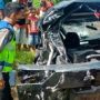 Brak! Mobil Tertabrak Kereta Api, Seorang PNS Lolos dari Maut