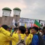 Tak Kunjung Ditemui Puan, Mahasiswa Masih Bertahan di Gedung DPR: Ada yang Panjat Pagar hingga Gebrak Pintu Gerbang