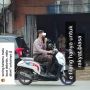 Lagi Ramai E-Tilang, Kelakuan Pemotor Berseragam Coklat yang Naik Honda Scoopy Tanpa Helm Bikin Publik Bertanya-tanya