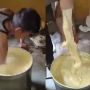 Viral Video Pembuatan Kue, Pria Bersinglet Aduk Adonan Pakai Cara Ini, Publik: Kebayang Joroknya!