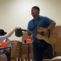 Viral Pengamen Nyantikan Lagu Tak Ingin Usai dengan Merdu, Warganet: Sopan Banget Suaranya