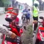 Petugas Polisi Stop Pengendara Motor Di bawah Umur, Dua Bocah Ini Malah Nangis Takut Digebuki