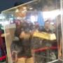 Ditantang Ambil Emas Batangan 12,5 Kg Pakai Satu Tangan, Lihat Hasilnya
