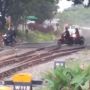 Nekat! 3 Pemotor Main Terobos Rel Sampai Berujung 'Dikejar' Kereta Api, Banjir Sindiran: Sedikit Lagi Kena...