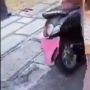 Hindari Tilang Elektronik, Viral Emak-emak Pasang BH dan Celana Dalam di Plat Nopol Motornya