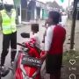 Viral Bocah di Klaten Nangis Dihentikan Polisi Saat Naik Motor: Jangan Dilaporkan Bapak, Nanti Dipukuli