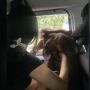 Tak Tega Lihat Anak Kecil Kehujanan, Wanita Ini Rela Berikan Jaketnya dari Dalam Mobil