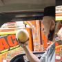 Pro Banget, Sopir Truk Ini Saling Berbagi Saat di Jalan