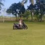 Tak Patut Dicontoh, Viral Anak Kecil Diajari Mengemudi Sepeda Motor Bikin Warganet Geram