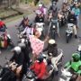 Bule Perempuan Turun ke Jalan Dan Atur Lalu Lintas Ruwet di Canggu Layaknya Polisi