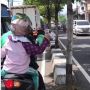 Terciduk Kamera, Seorang Driver Ojol dan Anaknya Main Batu Kertas Gunting di Atas Motor, Bikin Iri Publik