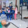 Viral Video Anak Perempuan Bantu Layani Pelanggan di Restoran, Ibunya Berikan Pesan Mendalam