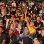 Bobby Nasution Duduk Lesehan dan Ikut Disiram Mobil Damkar saat Konser HUT Kota Medan