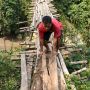 Miris, Petani di Cianjur Terpaksa Gunakan Jembatan Rusak Untuk Jual Hasil Bumi