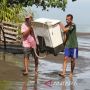 Banjir Rob Rendam Puluhan Rumah di Meulaboh, Warga Selamatkan Harta Benda ke Tempat Aman