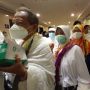 Pak Haji dan Bu Hajah Kloter Pertama Jawa Timur Sudah Mendarat di Juanda, Langsung Diswab