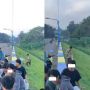 Potret Ironi Remaja Beda Nasib, Satu Nongkrong di Pinggir Jalan, Lainnya Harus Mengais Sampah