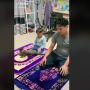 Diganggu Kucing Saat Salat, Sikap Bocil Ini Banjir Pujian: Didikan Orang Tuanya Bagus Banget