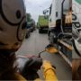 Cewek Ini Kendarai Sepeda Motor Salip Truk Tronton: Meleng Dikit Auto Jadi