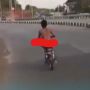 Viral, Seorang Pemotor Tanpa Busana Berkeliaran di Jalan, Aksinya Bikin Geram Pengendara Lain