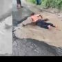 Viral Pria Berenang di Kubangan Jalan Berlubang, Netizen: Di Lampung Banyak Wahana Waterpark