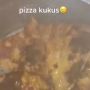 Tak Pakai Microwave, Ibu Ini Panaskan Pizza dengan Cara Dikukus