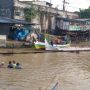 Banjir Bandang Menyapu Perahu Nelayan di Paciran Lamongan, Tiga Perahu Hancur