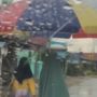 Hujan Deras, Ibu Ini Berjalan Pakai Payung Parasol