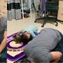 Gemas Bocah Ini Tetap Tunaikan Salat Meski Diganggu Kucing Peliharaannya