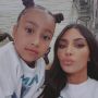 Gaya Nyentrik Kim Kardashian Bareng North West, Hidungnya Kompak Ditindik