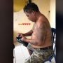 Wajah Sangar hingga Bertato, Cara Bapak Ini Semir Sepatu Anak Perempuannya Bikin Hati Adem