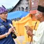 Sandiaga Uno Beri Alat Ukir untuk Pengrajin Saluang dan Bansi di Pariangan