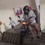 Antri Masuk Parkir, Sepeda Motor Pria Ini Malah Tersangkut Penutup Selokan
