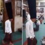 Penampakan Pria Berpeci Tinggi Nyaris Setinggi Badannya, Publik Heboh: Mungkin Dia Imam