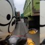 Kendarai Motor Lewati Sela-sela Truk, Aksi Berani Perempuan Ini Bikin Warganet Ngilu