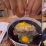 Masak Telur yang Dibawa dari Rumah ke Restoran, Tingkah Nyeleneh Dua Pria Ini Bikin Tepok Jidat