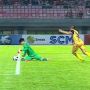 Saking Sedihnya Dikartu Merah Wasit, Kiper Vietnam U-19 Sampai Ogah Makan