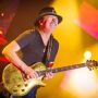 Cuaca Panas, Gitarus Carlos Santana Pingsan di Atas Panggung Saat Konser