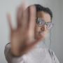 Saatnya Berhenti Jadi People Pleaser! Ini 5 Cara Mengatasi Sifat Gak Enakan