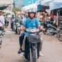Pengendara Sepeda Motor Bonceng Tiga Bikin Salfok, Warganet: Posisi Duduknya Kebalik