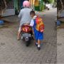 Tepuk Jok Sepeda Motor Sebelum Naik, Bocah Ini Ditinggal Emak ke Sekolah