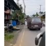 Mobil Tua Ini Dipaksa Jalan Auto Bikin Bannya Lepas: Entah Siapa yang Salah