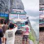 Dua Truk Bersimpangan di Jalan Sempit Berjurang 'Meleset Auto Pindah Alam'