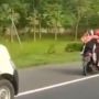 Emak-emak Pemotor Masuk Tol Santai Meski Berkali-kali Diklakson, Netizen: Ras Terkuat